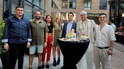 Kocaeli’de düzenlenen özel bir etkinlikte sağlık çalışanları, kendilerine yönelik sunulan