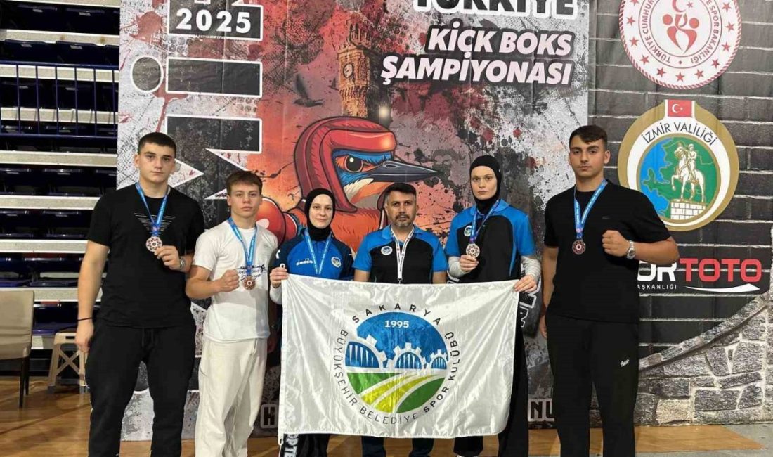Sakarya Büyükşehir Kick Boks sporcularından İzmir’de madalya yağmuru Sakarya Büyükşehir Belediyesi Kick Boks sporcuları, İzmir’de düzenlenen Genç Büyük