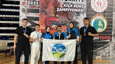 Sakarya Büyükşehir Belediyesi Kick Boks sporcuları, İzmir’de düzenlenen Genç Büyük