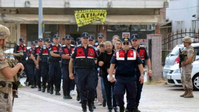 Sakarya’nın Kocaali ilçesinde, sattıkları araçları teslim etmeyerek çok sayıda kişiyi