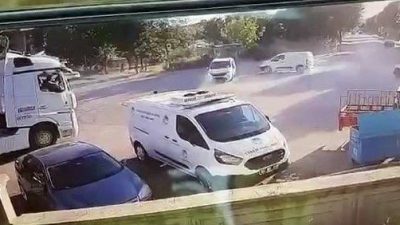 Sakarya’nın Hendek ilçesinde düğün konvoyunda ana cadde üzerinde yolu keserek