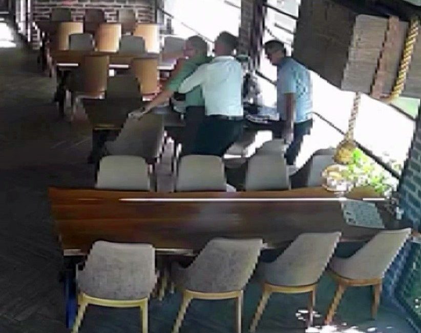 Sakarya’da heimlich manevrası hayat kurtardı Sakarya’nın Serdivan ilçesinde bir restoranda hamburger yerken boğazına lokma takılan