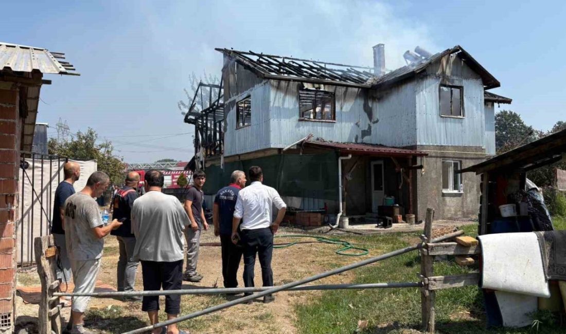 Sakarya’da iki katlı ev alev topuna döndü Sakarya’nın Hendek ilçesinde iki katlı evin üst katı alev topuna