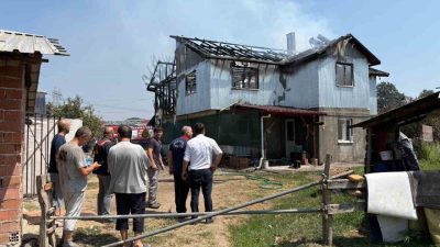 Sakarya’nın Hendek ilçesinde iki katlı evin üst katı alev topuna
