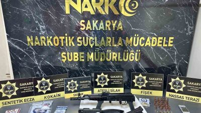 Sakarya’nın Sapanca ilçesinde polis ekiplerince düzenlenen operasyonda, biri uzun namlulu