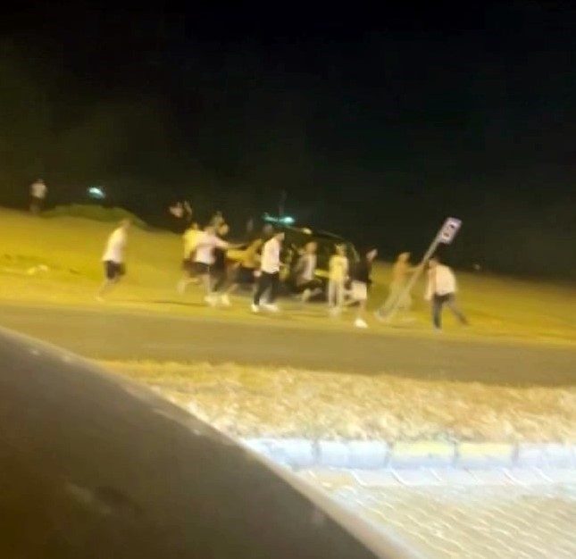 Sakarya’da ‘yan baktın’ kavgası kanlı bitti: Polis yaralandı, 3 tutuklama Sakarya’nın Karasu ilçesinde bir grup genç arasında çıkan ‘yan baktın’