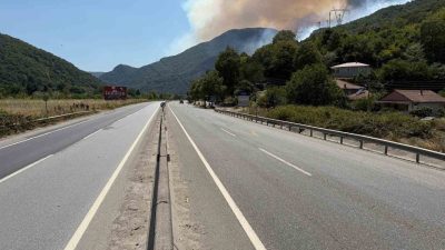 Sakarya’nın Geyve ilçesinde çıkan orman yangını nedeniyle D-650 kara yolunun
