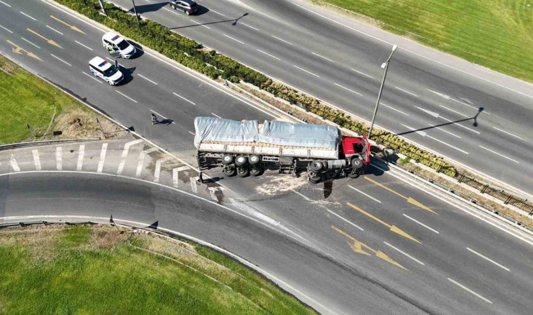 Saman yüklü tır devrildi, sürücü ’hızlıydım’ dedi 100 kara yolu Kervan Kavşağı mevkisinde saman yüklü tır aracı
