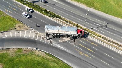 100 kara yolu Kervan Kavşağı mevkisinde saman yüklü tır aracı