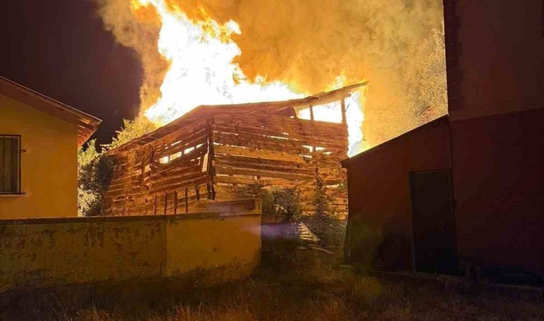 Samanlıkta çıkan yangın 3 eve sıçradı Kastamonu’nun Devrekani ilçesinde alevlere teslim olan samanlık küle döndü. Yangının