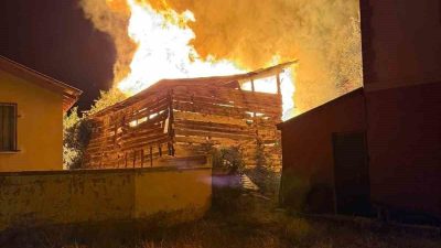 Kastamonu’nun Devrekani ilçesinde alevlere teslim olan samanlık küle döndü. Yangının