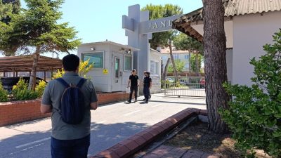 Sakarya’nın Kocaali ilçesinde, sattıkları araçları teslim etmeyerek çok sayıda kişiyi