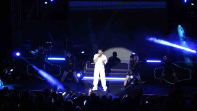 Kocaeli’nin Kartepe ilçesinde sahne alan Sefo, konser alanını dolduran dinleyicilerini