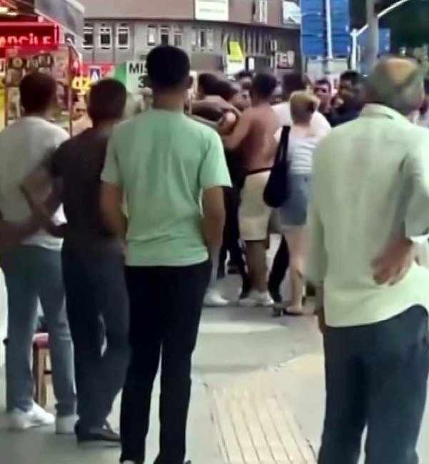 Şehrin göbeği boks ringine döndü: O anlar kamerada Sakarya’nın Adapazarı ilçesinde kalabalık iki grup arasında çıkan kavga cep