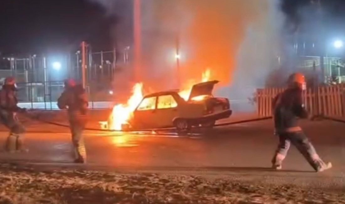 Seyir halindeki Tofaş otomobil alev topuna döndü Düzce’de seyir halindeki otomobil bir anda alev aldı. Alev topuna