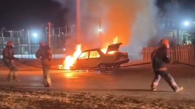 Düzce’de seyir halindeki otomobil bir anda alev aldı. Alev topuna