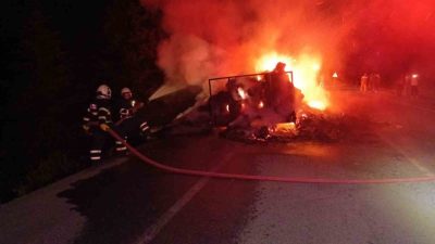 Bilecik’in Söğüt ilçesinde, seyir halindeki traktöre bağlı saman yüklü römorkta