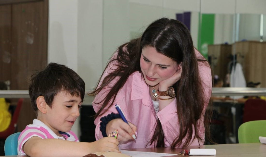 SGM’lerde minik ellerden büyük keşif Sakarya Büyükşehir Belediyesi tarafından gerçekleştirilen “Çizgilerin Ötesinde: Resimle Duygusal ve