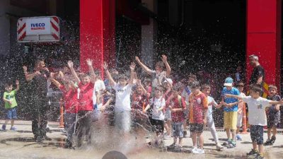 Düzce Belediyesi İtfaiye Müdürlüğü, her yaştan vatandaşı misafir etmeye devam