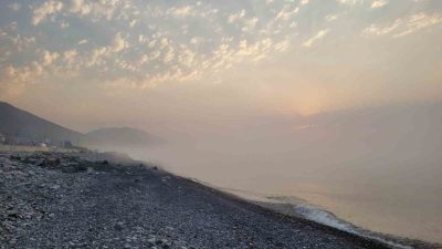 Kastamonu’nun İnebolu ilçesinde sıcaklığın 15 dereceye kadar düştüğü denizin yüzeyinde