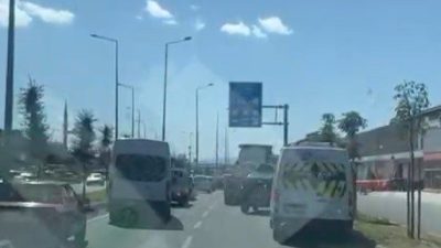 Düzce’de siren sesini duyan sürücüler, ambulansa fermuar sistemi uygulayarak yol