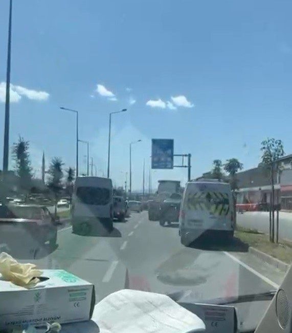 Düzce’de siren sesini duyan sürücüler, ambulansa fermuar sistemi uygulayarak yol