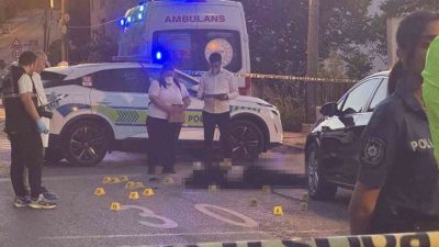 Kocaeli’nin Karamürsel ilçesinde sokak ortasında silahlı saldırıya uğrayan baba ve