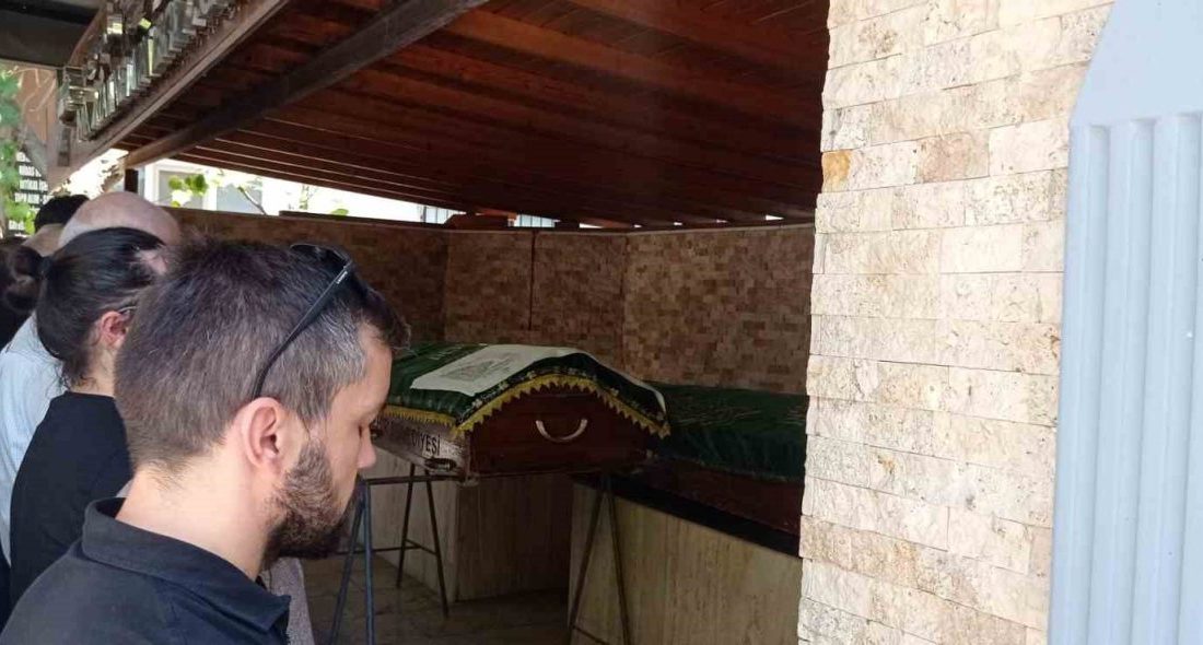 Sokak ortasında öldürülen baba ve oğlu defnedildi Kocaeli’nin Karamürsel ilçesinde sokak ortasında silahlı saldırıya uğrayarak hayatını kaybeden