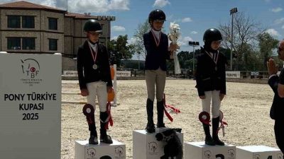 Gebze Belediyesi Spor Kulübü sporcuları, Türkiye Binicilik Federasyonu tarafından düzenlenen