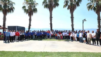 Kocaeli Büyükşehir Belediye Başkanı Tahir Büyükakın, sporculara dil öğreniminden kişisel