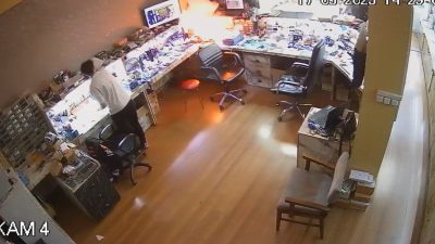 Kastamonu’da teknik servise tamir için getirilen cep telefonunun bataryası, işlem