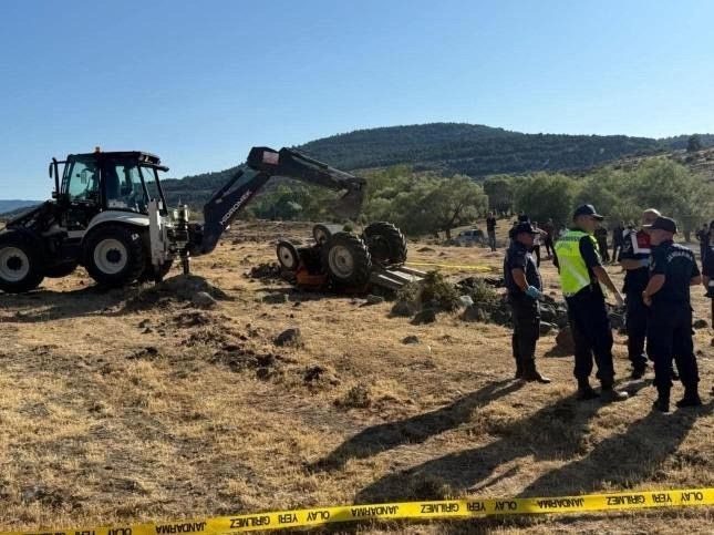Tarlada devrilen traktörün altında kalan çift hayatını kaybetti Bolu’nun Dörtdivan ilçesinde tarlada çalışırken devrilen traktörün altında kalan çift