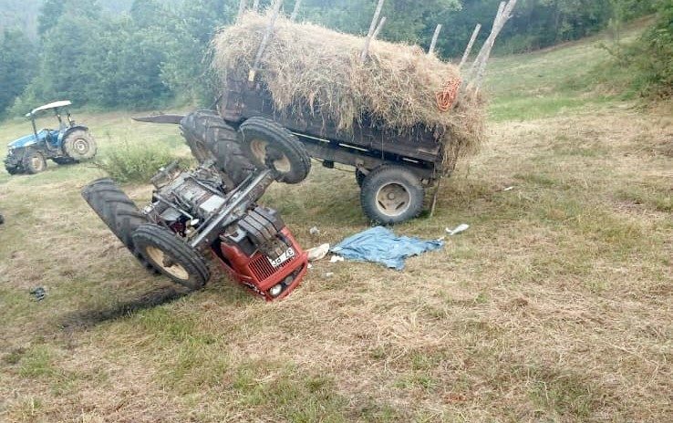 Tarlada devrilen traktörün altında kalan sürücü ağır yaralandı Kastamonu’nun Küre ilçesinde devrilen saman yüklü traktörün altında kalan sürücü