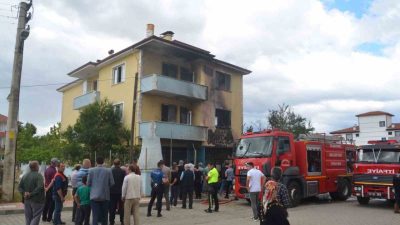 Kastamonu’nun Taşköprü ilçesinde televizyonun patlaması neticesinde çıkan yangında 3 katlı