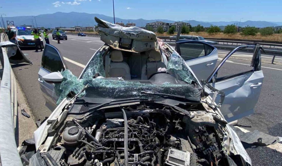 TEM’de bariyere çarpan otomobilin tavanı koptu: 4 yaralı TEM Otoyolu’nun Kocaeli geçişinde bariyere çarpan otomobilin tavanı koptu. Kazada