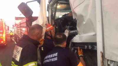 TEM Otoyolu’nun Bolu geçişinde seyir halindeki kamyon, önünde ilerleyen tıra