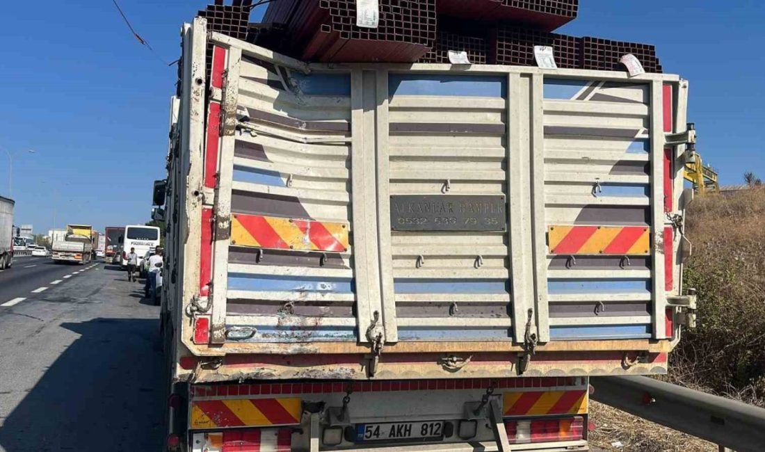 TEM Otoyolu’nun Kocaeli geçişinde şehirlerarası yolcu otobüsünün kamyona arkadan çarpması