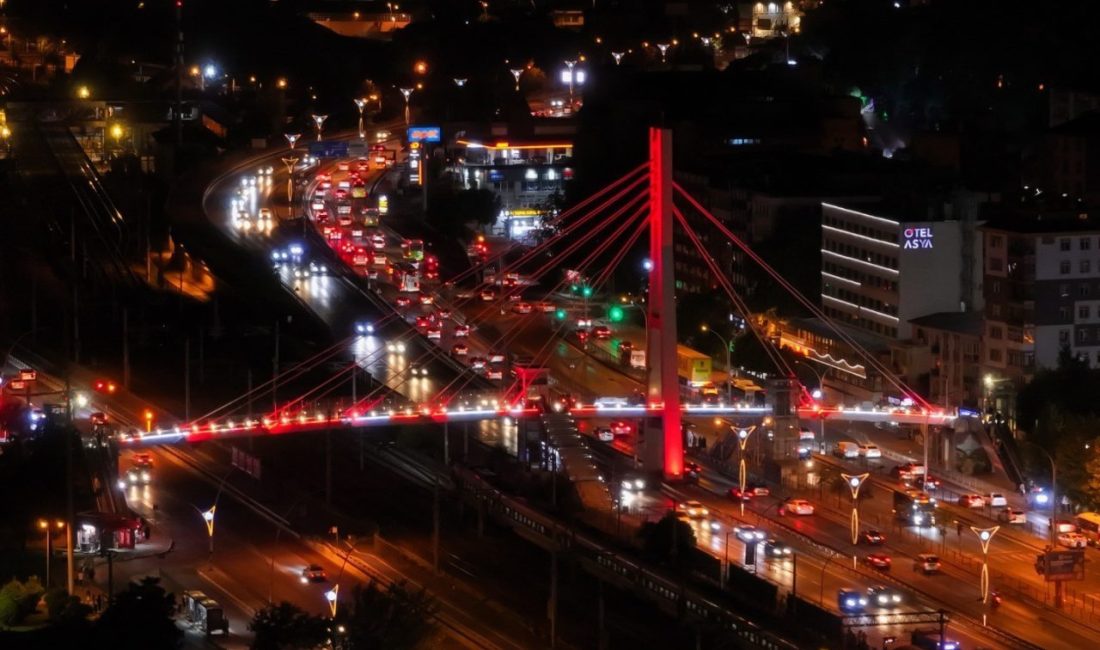 “Terörsüz Türkiye” için üst geçitler aydınlatıldı Kocaeli’de üst geçitler, “Terörsüz Türkiye” için kırmızı ve beyaz renkle