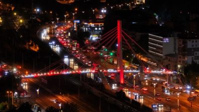 Kocaeli’de üst geçitler, “Terörsüz Türkiye” için kırmızı ve beyaz renkle