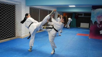 Evlerinin yanına açılan spor salonunda tesadüfen tanıştığı taekwondoda Avrupa şampiyonu