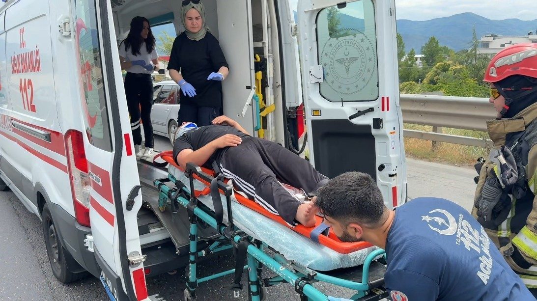 Kocaeli’nin Kartepe ilçesinde tırın kamyona çarpması sonucu meydana gelen kazada