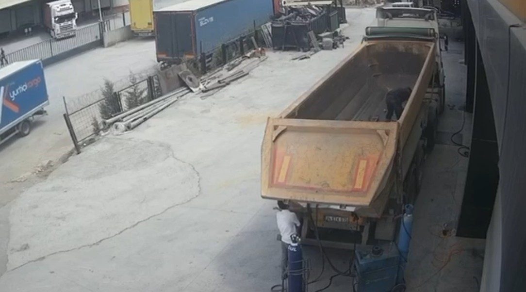 Tır şoförünü hayattan koparan korkunç olay kamerada Kocaeli’nin Gebze ilçesinde, tamir edilen damperli tırının başında bekleyen şoförün,