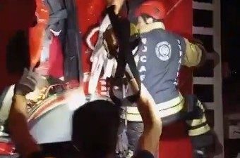 Kocaeli’nin Kartepe ilçesinde, tıra arkadan çarpan tırın kabini kaydı. Sürücü,