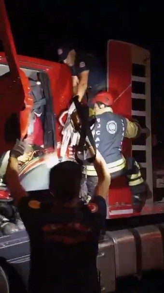Tır, tıra arkadan çarptı: Sıkışan sürücüyü kurtardılar Kocaeli’nin Kartepe ilçesinde, tıra arkadan çarpan tırın kabini kaydı. Sürücü,