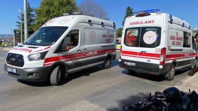 Kocaeli’nin İzmit ilçesinde trafik ışıklarında yolun karşısına geçmeye çalışan yayaya