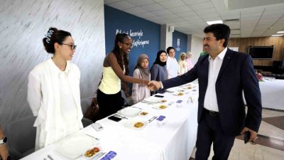 Yunus Emre Enstitüsü’nün 12 farklı ülkedeki merkezlerinde kendi istekleriyle Türkçe