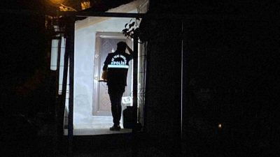 Kocaeli’nin Kartepe ilçesinde bir kişi, tartıştığı üvey oğlunu göğsünden bıçaklayarak