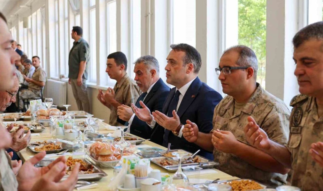 Vali Sözer Mehmetçiklerle aynı sofrada buluştu Bilecik Valisi Faik Oktay Sözer, Bilecik Jandarma Eğitim Komutanı Tümgeneral