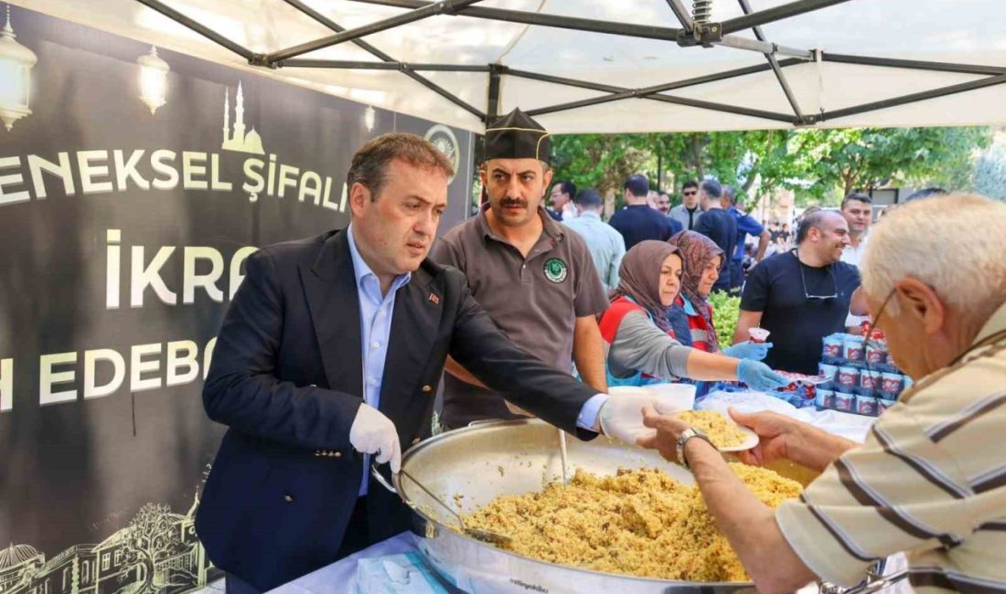 Vali Sözer’den geleneksel pilav ikramı Bilecik Valisi Faik Oktay Sözer, Şeyh Edebali Külliyesi’nde düzenlenen geleneksel