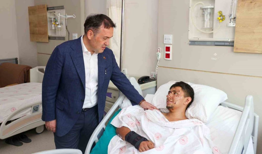 Vali Sözer’den hastaneye moral ziyareti Bilecik Valisi Faik Oktay Sözer, Bilecik Eğitim ve Araştırma Hastanesi’ni